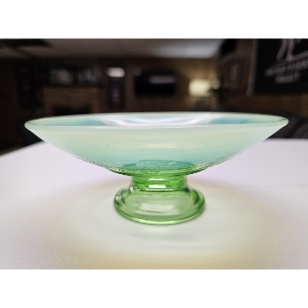 Vintage Green Irridescent Footed Bowl Leaf Berry‎ Design Green Glass - Picture 9 of 10